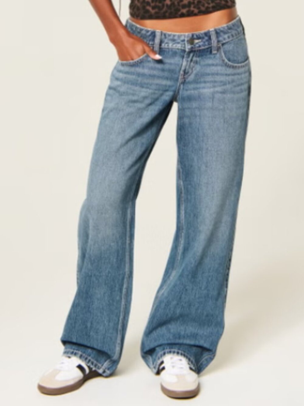 Hollister Women's Low Rise Baggy Jeans Size 2 Medium Wash Wide Leg Relaxed EUC